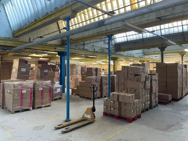 Environ 10 000m2 d'entrepôts et bureaux à vendre dans l'Oise