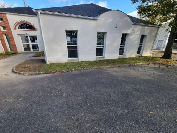 A VENDRE BUREAUX 378 M² SAINTE LUCE SUR LOIRE ET 24 PLACES DE PARKING 