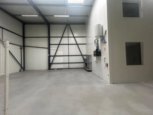 A LOUER LOCAUX DE STOCKAGE 340M2 CAUDAN