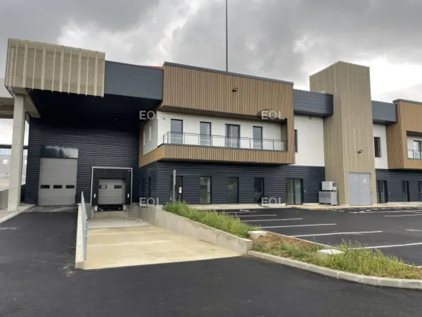 A LOUER - Local d'activité avec bureaux de 1 077 m² à Elancourt (78) 
