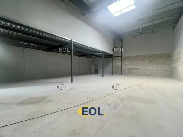 A louer - entrepôt avec bureaux de 417 m²