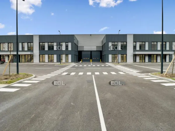 A louer - cellule d'activité neuve de 2 600 m² environ