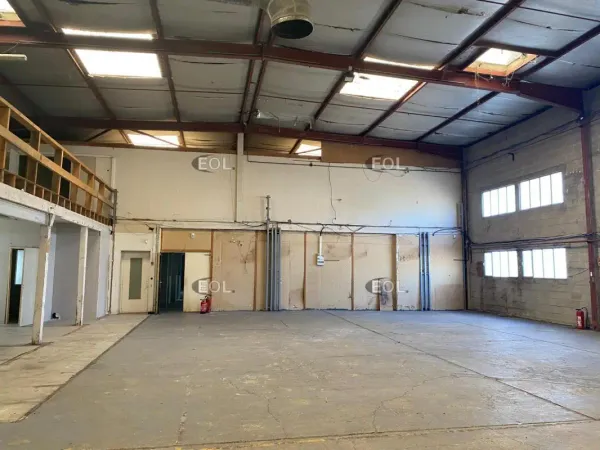 Entrepôt avec bureaux de 950 m² à louer - Lagny-sur-Marne (77)