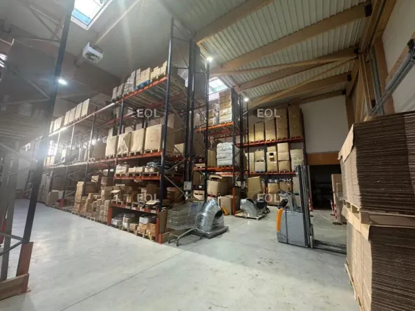 A VENDRE - Bâtiment d'entrepôt avec bureaux de 1 032 m²