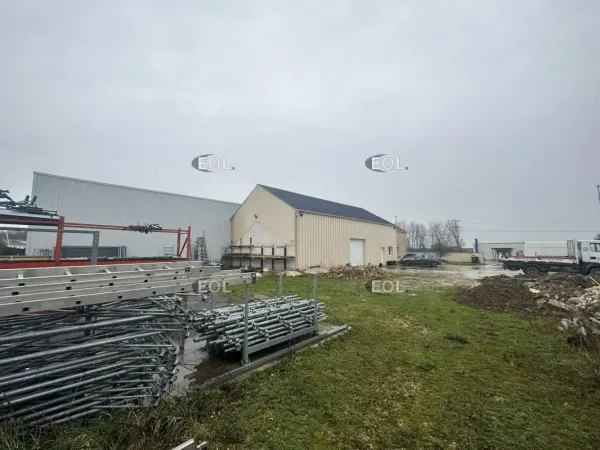 Entrepôt avec bureaux de 296 m² à louer / à vendre - Guignes (77)
