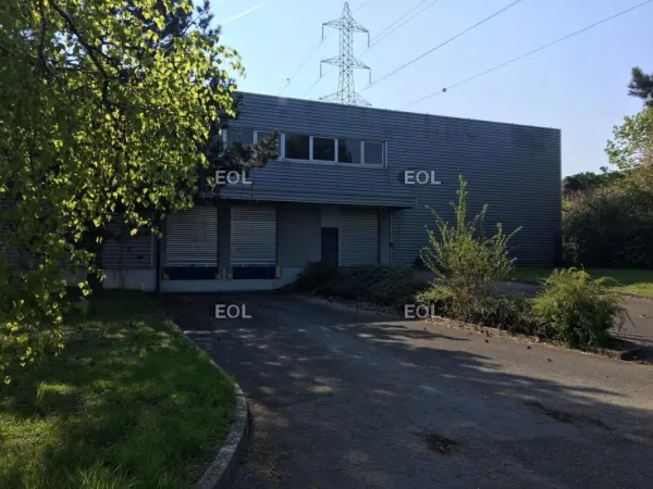 A LOUER- Local d'activité de 2 400m²