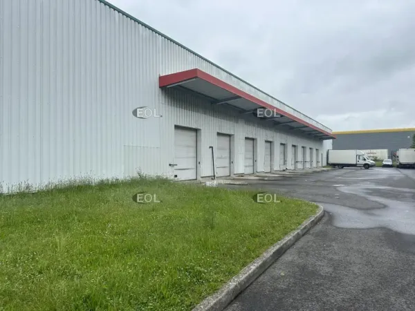 A LOUER IMMEUBLE INDEPENDANT DE DISTRIBUTION D'ENVIRON 2 800 M² A MITRY MORY