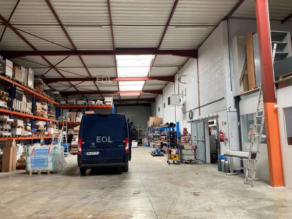 Fontenay-Trésigny (77) - A VENDRE / A LOUER - Bâtiment d'activité avec bureaux de 1 100 m²