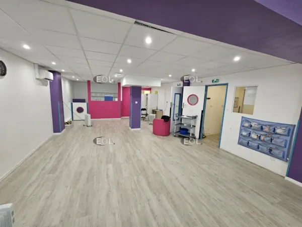 EOL Exclusivité - À louer/à vendre : local d'activité/bureaux en rez-de-chaussée à Saint-Maur-des-Fo
