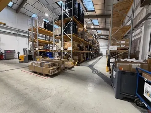 Exclusivité à louer - immeuble d'activités/stockage indépendant de 1 232 m²