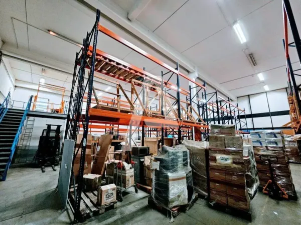 RARE SUR LE SECTEUR : Entrepôt de 750 m² doté de deux portes à quai