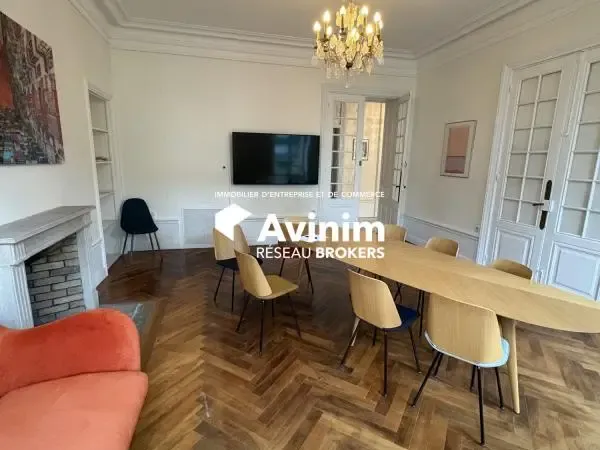 Appartement transformés en bureaux spacieux et lumineux au coeu