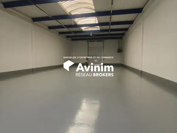Local d'activité / Entrepôt avec bureaux — 521 m² — Bonne