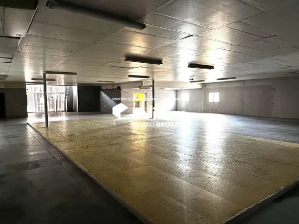 Grand local d'activité avec cour - Narbonne / Zone commerci