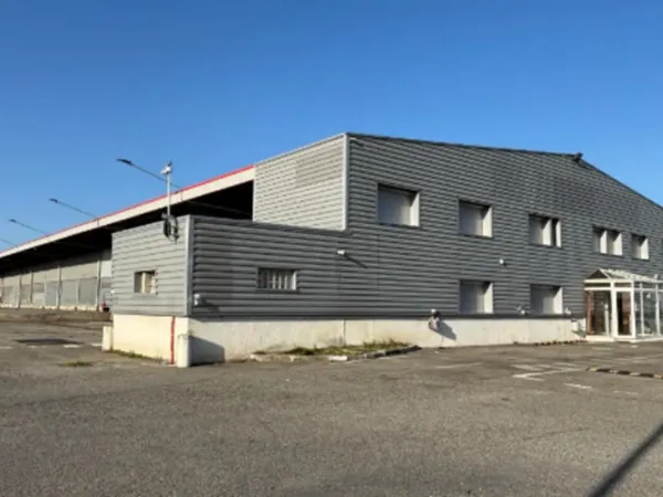 A louer sur la zone de Fondeyre à TOULOUSE, bâtiment de messagerie d'une surface de 2 720 m² et équi