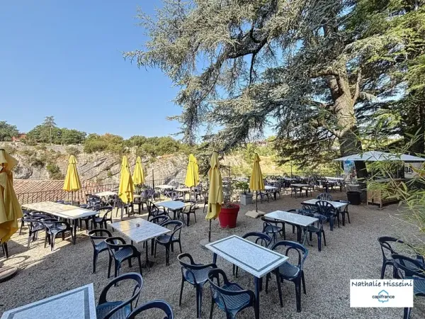 Murs commerciaux + fonds de commerce bar-restaurant (licence IV) avec terrasse et logement de foncti