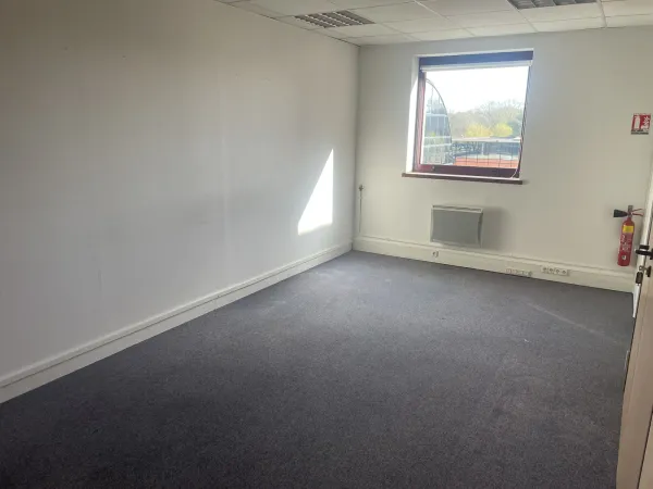 Bureau de 55 m² à louer, équipé d'une cuisine. 1 200 € TTC par mois.