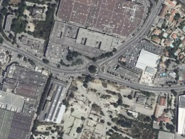 LOCATION - LOCAL COMMERCIAL DE 1 525 m2 DIVISIBLE À PARTIR DE 425 m2 - MARSEILLE 11