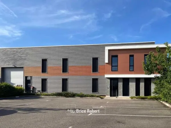 A vendre - Local d'activités situé dans un parc récent avec une porte sectionnelle électrique- Meyzi