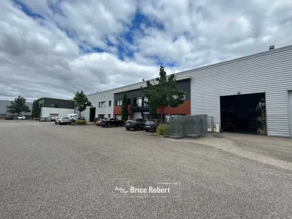 A louer - Local d'activités avec un entrepôt de 1 940 m² - Décines Charpieu 