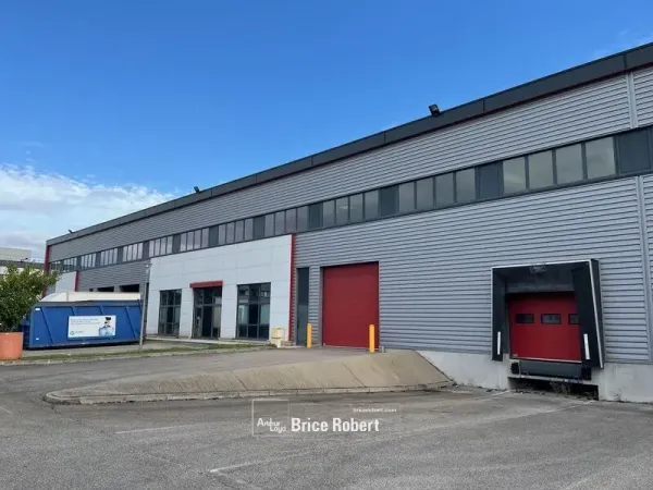 A louer - Bâtiment d'activités équipé de quais poids lourds - Meyzieu