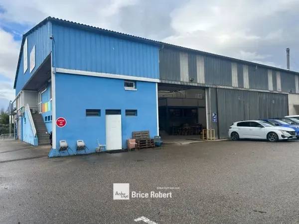 A vendre - Bâtiment d'activités indépendant avec terrain et 26 places de parking - 