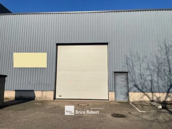 A louer - Locaux d'activités de 230 m² et 260 m² avec belle hauteur sous plafond - Bron 