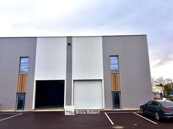 A louer - Trois locaux industriels livrés bruts et fluides en attente avec belle hauteur sous plafon