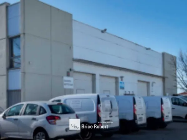 A louer - Cellule d'activités avec bureau et parkings privatifs - Rillieux La Pape