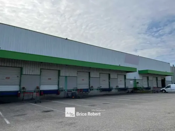 A louer - Locaux d'activités de 1095 et 1113 m² avec portes à quais et porte sur rampe - Genas