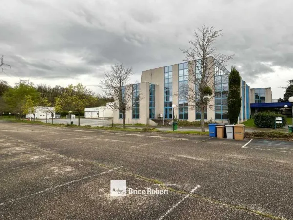 A vendre - Bâtiment d'activités indépendant de 5468 m² avec bureaux d'accompagnement et terrain indé