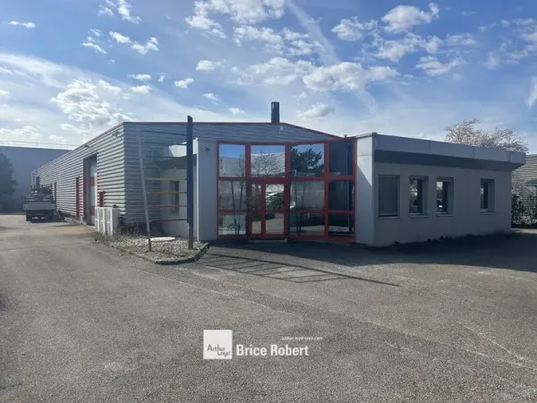 A louer - Entrepôt indépendant pour bureaux aménagés et mezzanine - Décines-Charpieu