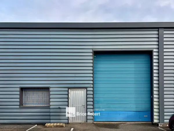 A louer - Local industriel avec une partie entrepôt bénéficiant d'une grande porte sectionnelle - Le