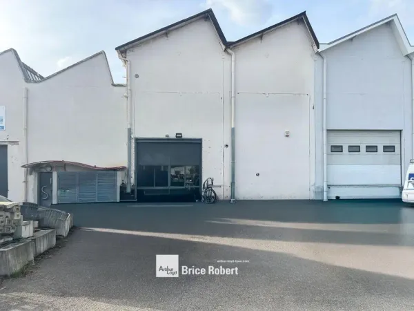 Location local d'activités à Venissieux avec 715 m² de stockage au sol