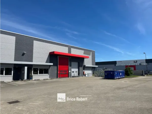 Location de plusieurs locaux d'activités à Dagneux avec une grande cour de stockage et 7 portes de p