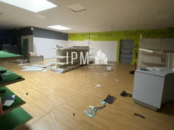 A louer local commercial de 401 m² - 13920 SAINT MITRE LES REMPARTS