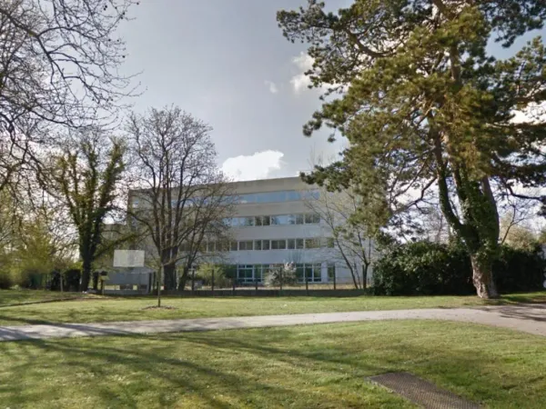 A VENDRE - Bâtiment indépendant avec grand terrain