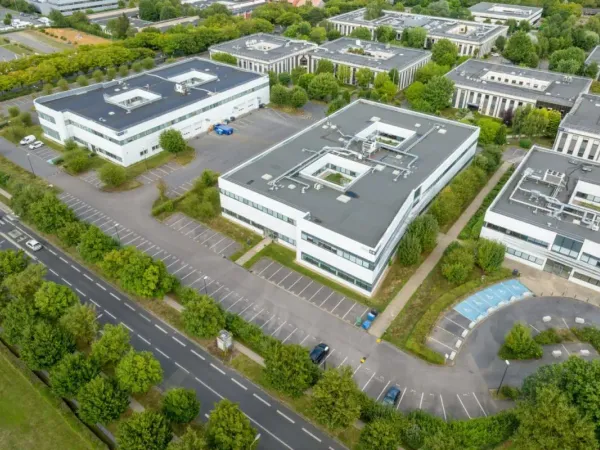 A LOUER - locaux d'activité avec bureaux - PARC SECURISE