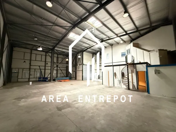 Entrepôt avec quai de déchargement et visibilité