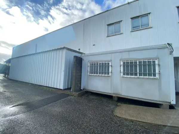A LOUER - LOCAUX D'ACTIVITES 2 850 M² DIVISIBLES A PARTIR DE 1 100 M² - BASSENS 