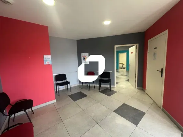 A VENDRE, TRES BON ETAT - STATIONNEMENT AISE