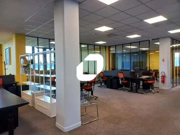 A LOUER, BUREAUX AU PIED DU METRO