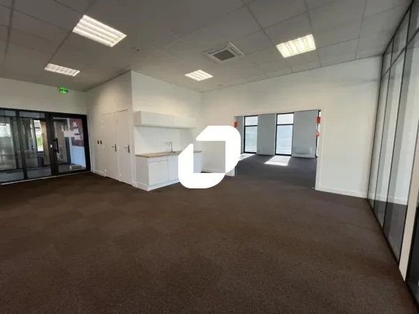 A LOUER, BUREAUX RENOVES ROCADE NORD OUEST