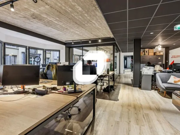 A LOUER, BUREAUX RENOVES PRETS A L'EMPLOI