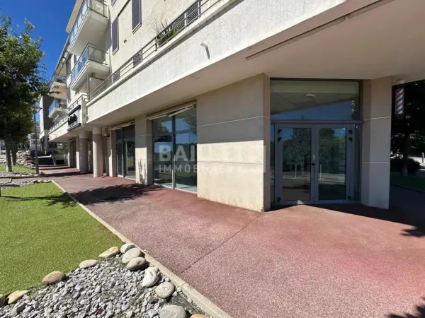 LOUE, LOCAL COMMERCIAL/ BUREAU DE 165 m² PROCHE CARREFOUR ANTIBES