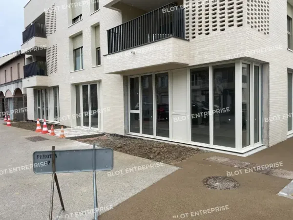 A VENDRE / A LOUER - CELLULE COMMERCIALE 171 m² MONTAUBAN-DE-BRETAGNE
