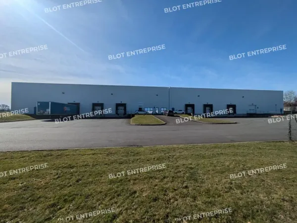 A VENDRE OU A LOUER - ENTREPOT LOGISTIQUE - FOUGERES - 3000 m²
