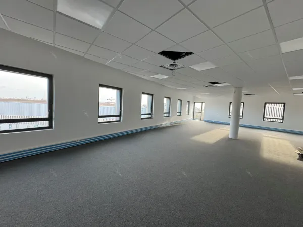 165 m² privatifs - Disponibilité immédiate
