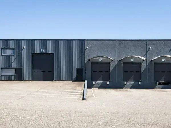 Locaux d'activité à louer à Corbas - Emplacement stratégique et accessible