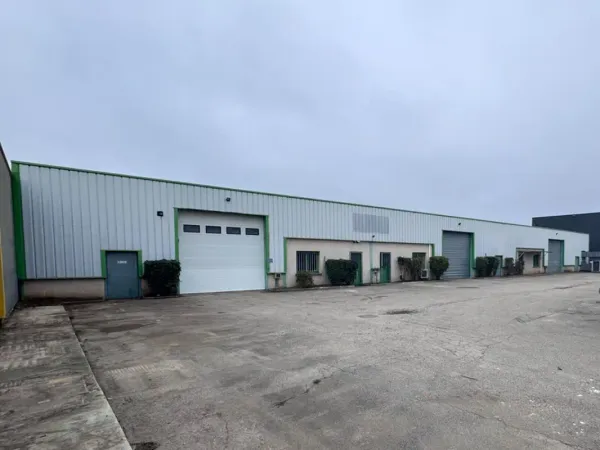 Bâtiment indépendant de 1 305 m² à louer sur un terrain fermé à Pusignan